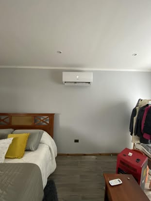 Aire acondicionado instalado en un dormitorio